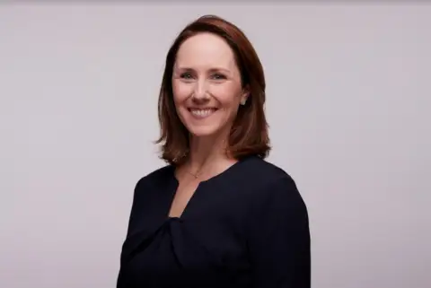 BNY Mellon 任命 Jennifer Barker 为财资服务业务 CEO