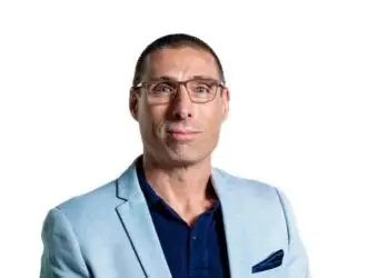 Axi首席商业官Louis Cooper退休，公司全球战略转型再迎新篇章
