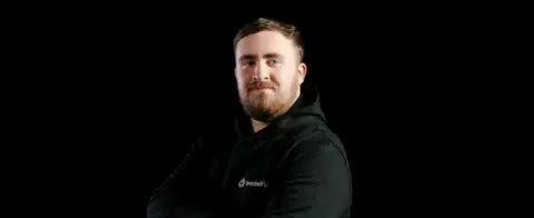 Tradeify宣布与世界排名第一飞镖冠军Luke Littler签署全球品牌大使合作，推出“冠军心态”计划