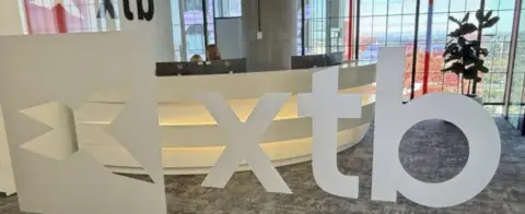 XTB 2025年创纪录业绩：全年收入21.47亿波兰兹罗提暴增14.6%，Q4收入6.101亿兹罗提飙升63%，活跃客户激增69.7%至近119万，2026年强势进军现货加密与期权交易