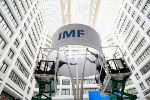IMF上调全球增长预期至3.3%，但警告地缘政治风险与AI估值脆弱性