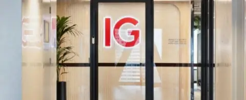 IG Group 2025财年创纪录营收1123百万英镑+加速客户增长!启动重大战略审查评估迁址上市地与并购机会