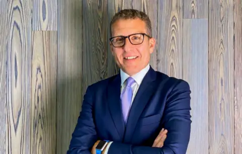 Jason Paltrowitz 创立 Crossbridge Advisors LLC，专注美国市场准入咨询