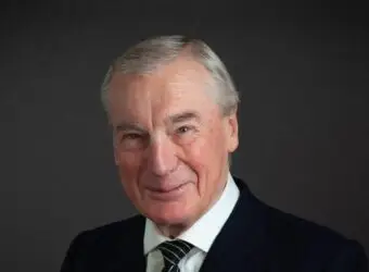 Clive Harrison 退任 Fiske 董事长，Tony Pattison 接任