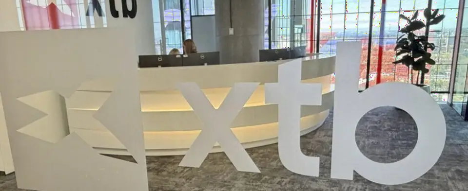 XTB 2025年创纪录业绩：全年收入21.47亿波兰兹罗提暴增14.6%，Q4收入6.101亿兹罗提飙升63%，活跃客户激增69.7%至近119万，2026年强势进军现货加密与期权交易