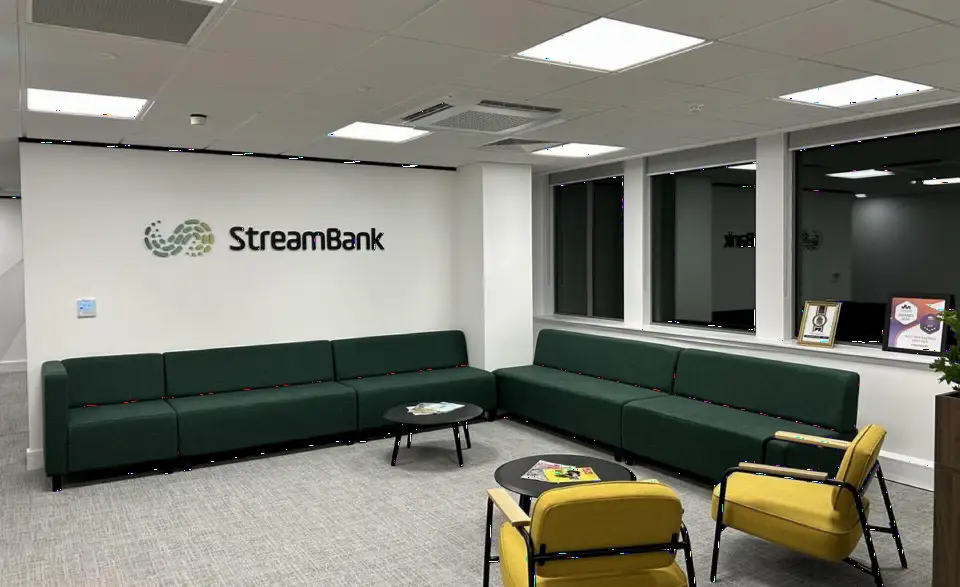 Alex Pusco旗下StreamBank 2026财年营收增长6%，亏损达290万英镑
